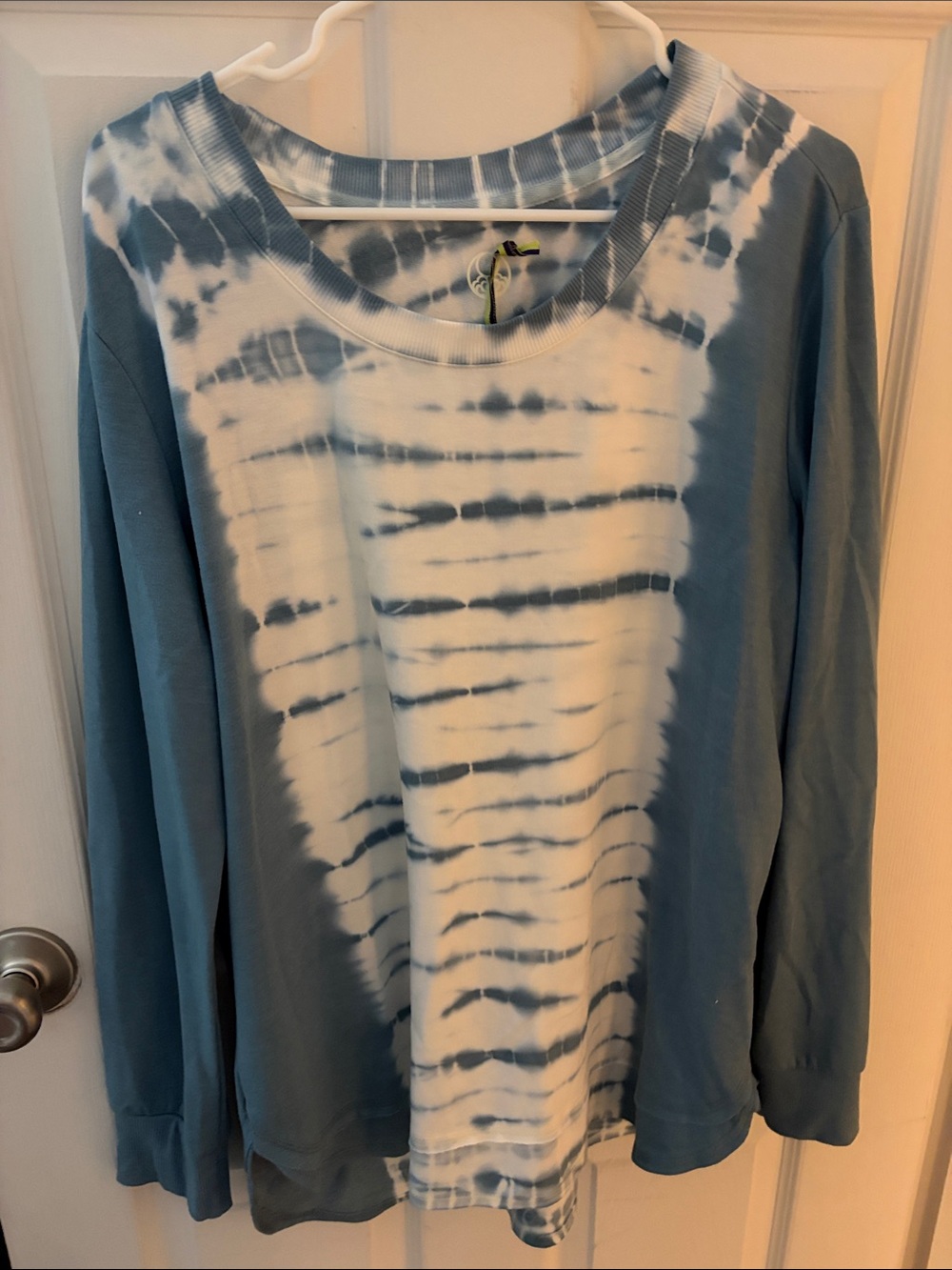 Te Verde Blue and White Tie-Dye Crewneck Sweater
